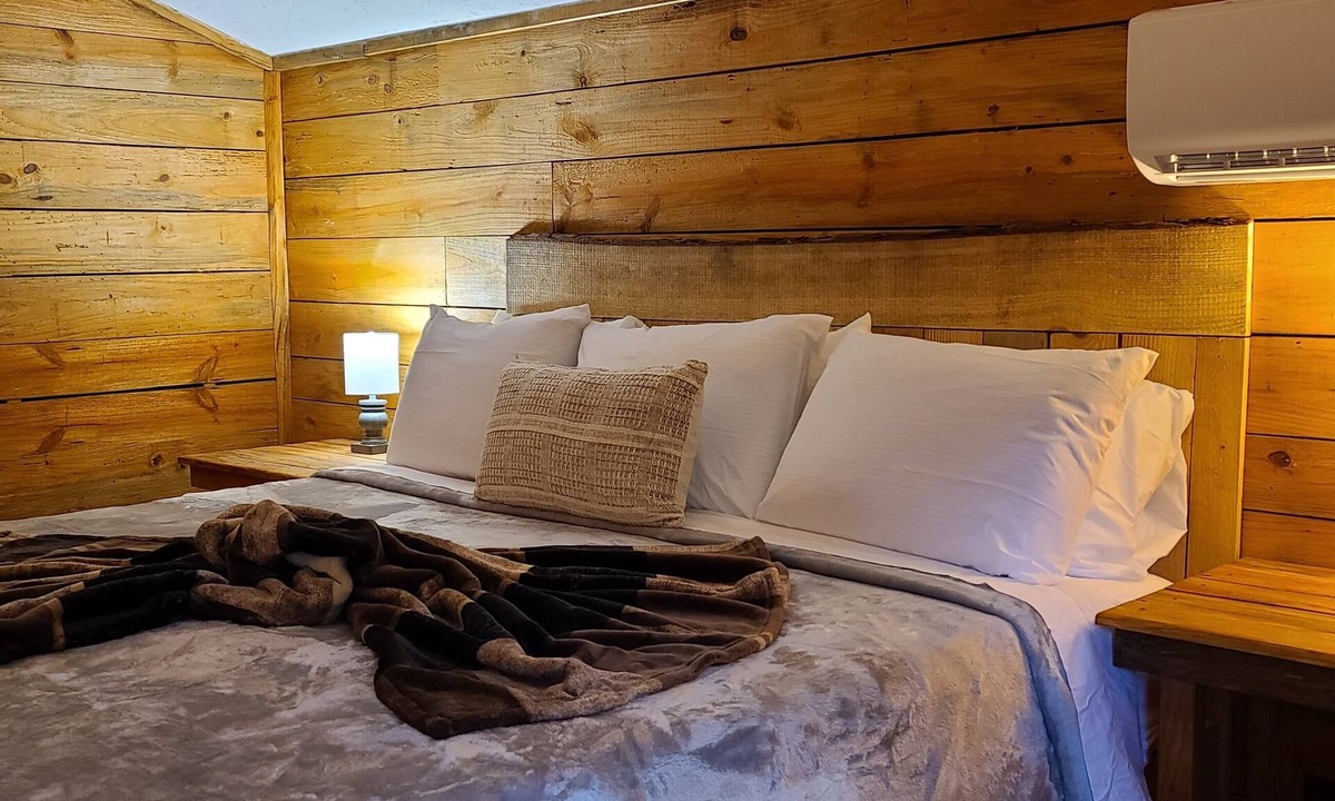 Mineola Cabin | Western Barn Bunk House Cabin - East Texas Piney Woods - Canton Mineola Tyler