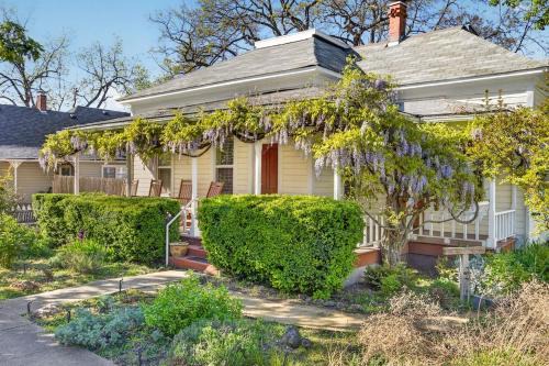 Historic Railroad District House | Whimsy on B- 2BR & Studio Near OSF