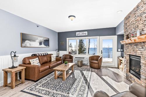 Two Harbors Apartment | Whispering Pines Lake Views 1BR King Suite