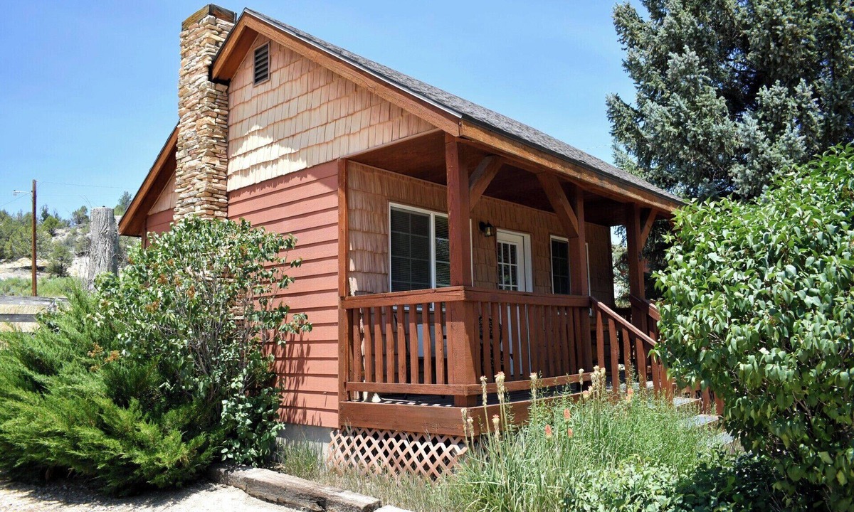 Zion National Park East Entrance Cabin | White Cliffs are Truly a Glorious Sight -Pool -Hot Tub-Breakfast-Farm-Zion/Bryce