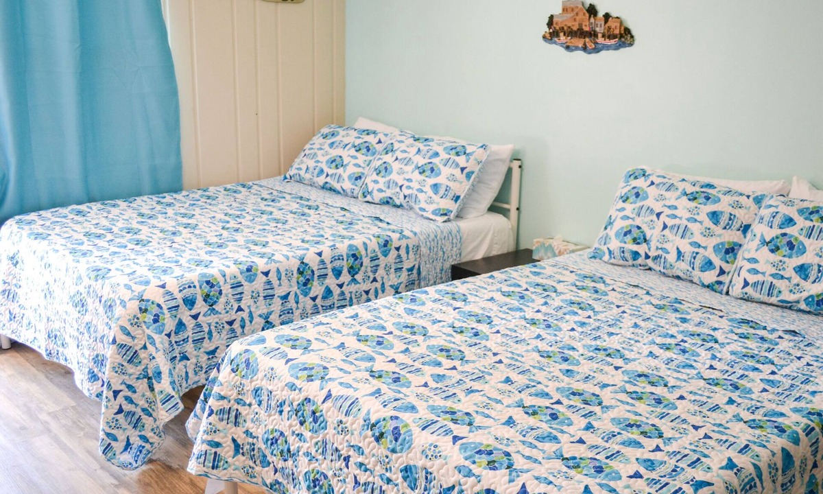 Whitehall Hotel | Whitehall Cottages Boutique Motel - 2 Full Beds