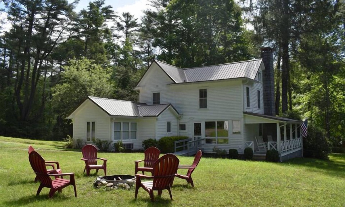 Highlands House | Whittle Pines-4BR/3.5 baths Walk to town. ALSO LISTED FOR SALE