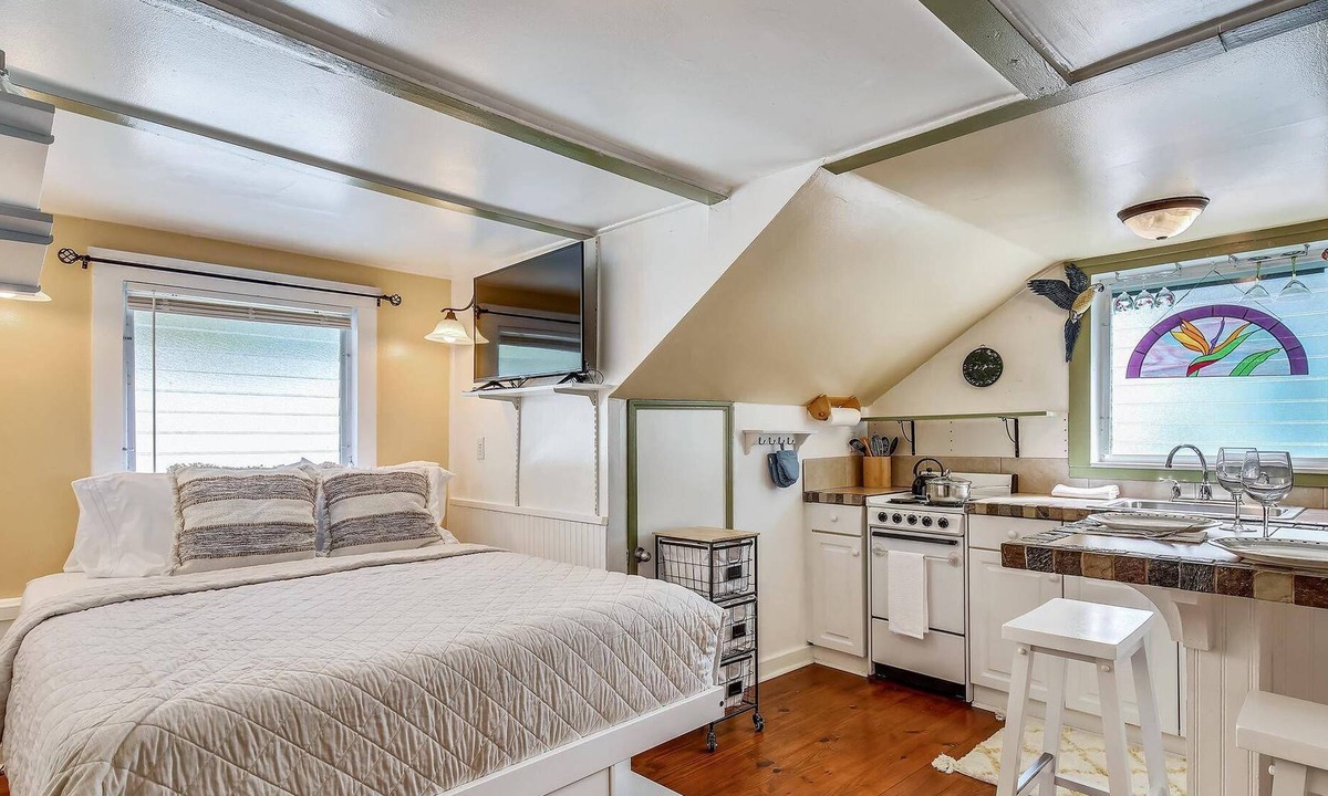 Historic Seaport Apartment | Windchime by AvantStay | Walk to Duval Street | Month Long Stays Only