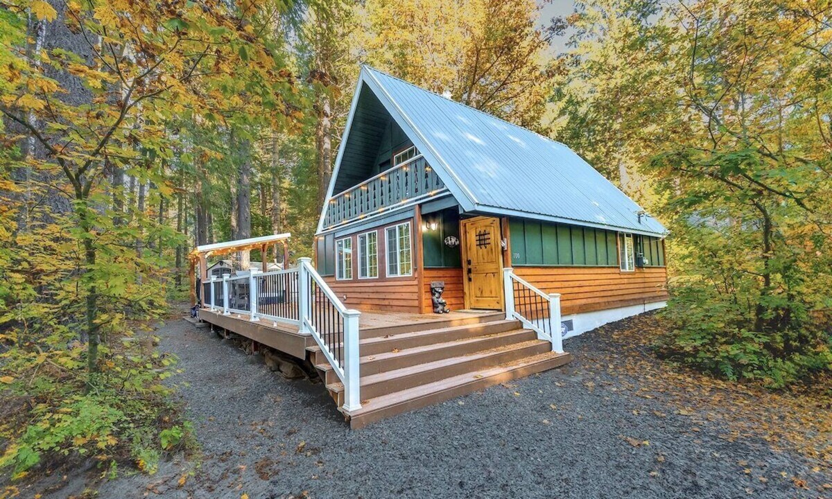 Packwood Cabin | Wonderland Chateau | Hot Tub, Wifi, AC