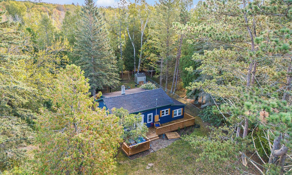 Manistee House | Wooded Retreat across from Lake MI