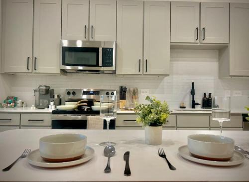 Sherman Apartment | WorkerFriendly KINGbed A plus Location Washer Wifi Pool