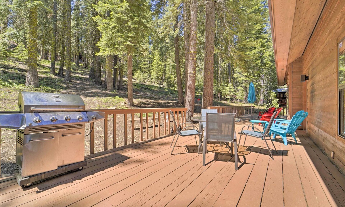 Truckee Cabin | Wraparound Deck & Pool Access: Truckee Cabin
