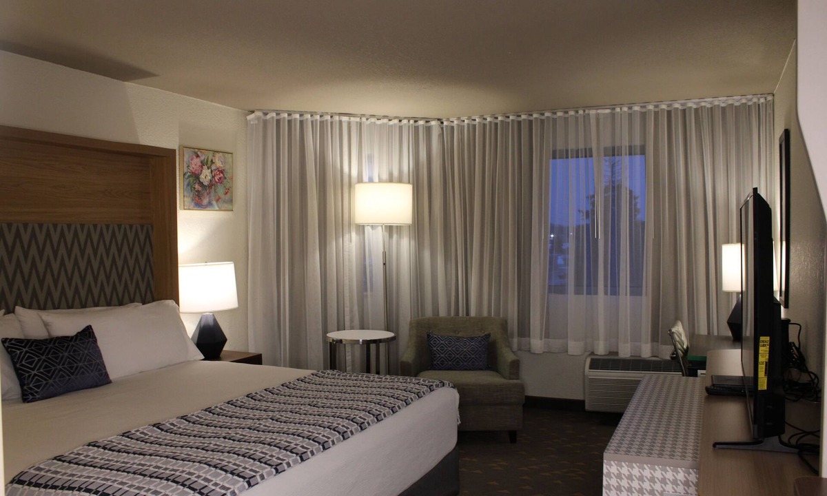 Flint Hotel | Wyndham Flint MI/Grand Blanc/Bishop Airport/Conference Ct