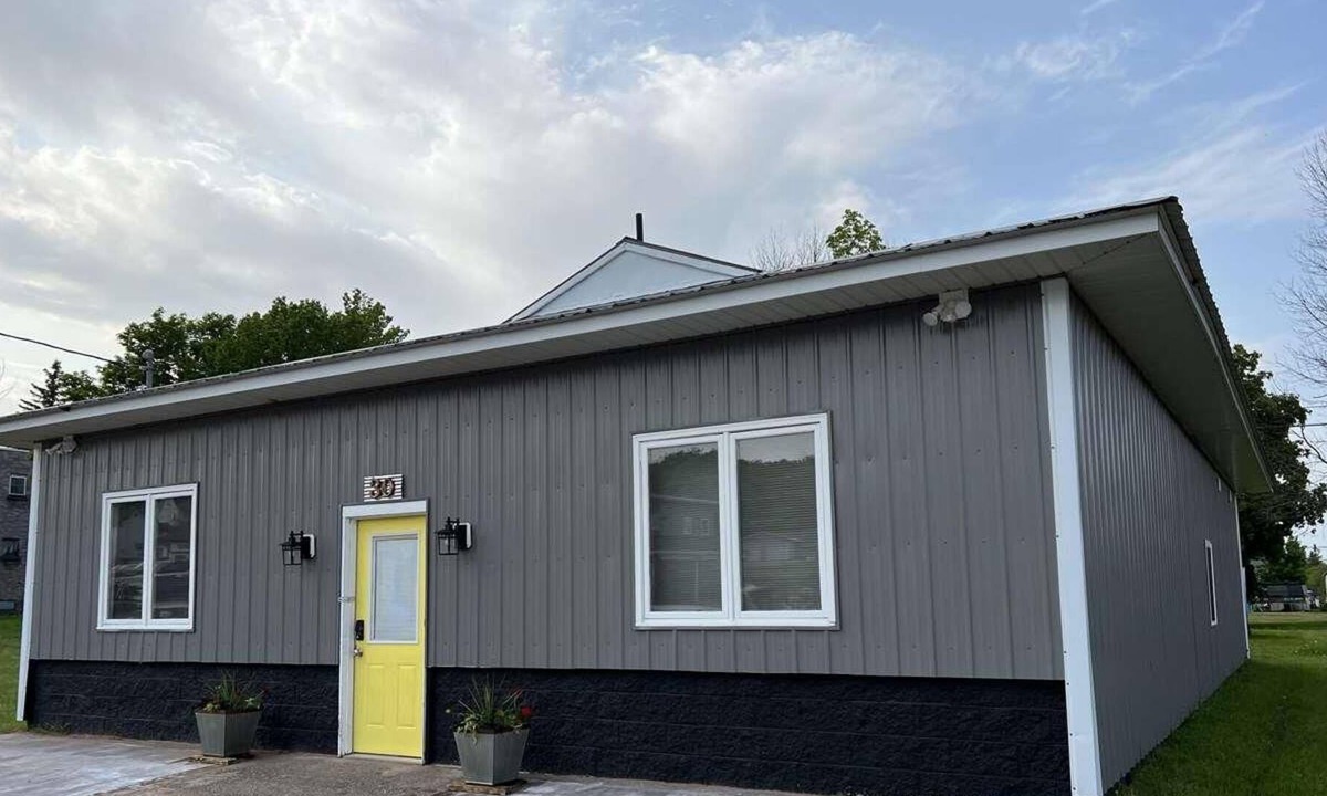 South Range House | "Yellow Door" Newly Remodeled. Trailer parking available. Trail #3.