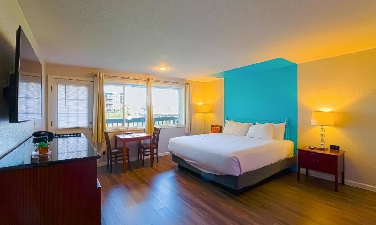 Seaside Hotel | Your Scenic Seaside Haven! Kitchenette, Pet-friendly Property, Free Parking!