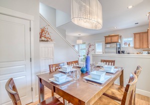 Amazing Downtown Bend location, King suite and private fenced patio with Hot Tub