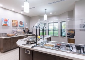 King Suite w/Kitchen. Free Breakfast. Pool. Great Location! in Lake Jackson