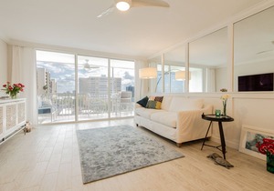 Modern, bright Vanderbilt beach condo