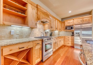 Penthouse condo w/mountain views & shared pool/hot tub - close to ski access