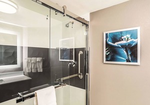 Prime Location! 4 Convenient Units, Pool, Free Parking, Free Breakfast