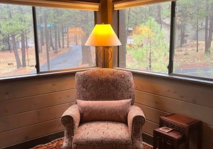 SUNRIVER MOUNTAIN CABIN with private hot tub, FP, Bikes, Walk to SHARC, Pets