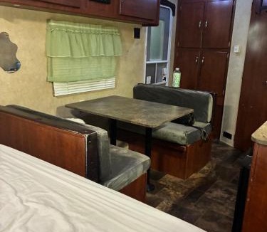 San Bruno Apartment | 平凡三人房