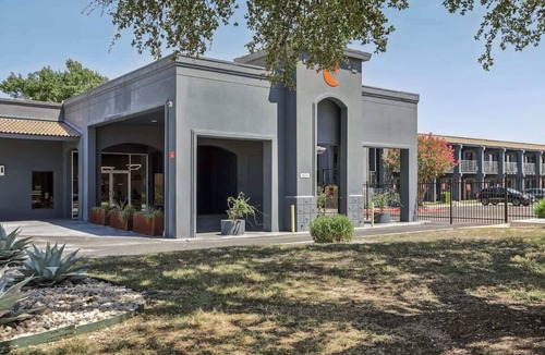 St. Johns Apartment | [05] ATX Studio: 2 Bunk Beds, Sleeps 4