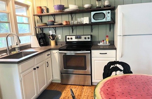 Union Pier Cottage | 1 bed/1 bath, 1.5 blocks to beach/town, dog friendly, screened prch, fenced yard