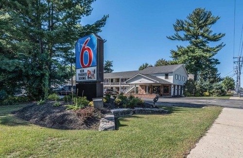 Colonie Apartment | 1 King Bed | Smoking