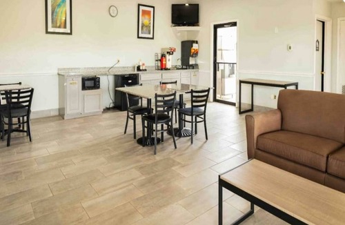 Nacogdoches Apartment | 1 King Bed | Smoking, Micfridge