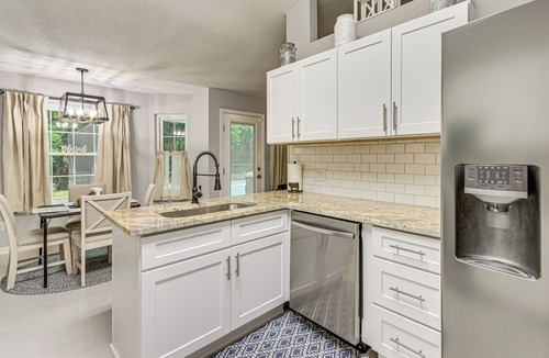 Gulf Breeze House | 1 Mi to Zoo: 'Rustic Bungalow' in Gulf Breeze!