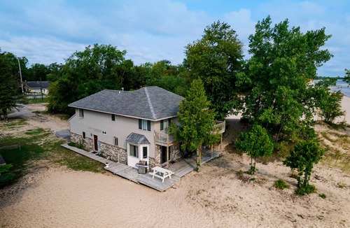 Oscoda House | #1 Thomas' Parkside Cottages, 4BR Lake Huron Beachfront w/Balcony views