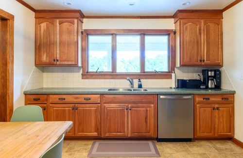 Jay House | 100 Private Acres, Mountain Views, Local Coffee Provided, Dog Friendly