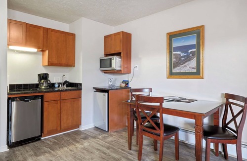 Charlevoix Condo | 105 Pointes North Inn | Downtown Charlevoix | Pool Access | Dog Friendly