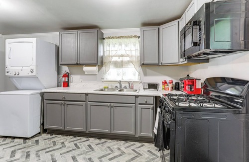 Sunshine House | 14 Mi to Downtown Baton Rouge: Plaquemine Retreat