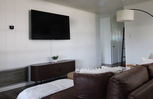 Houma House | 15% ALL OF JUNE! Spacious Screened- In Porch Perfect for Group Stays