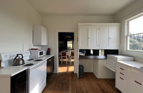 Kalama House | 1910 Vintage Ranch House with beautiful views