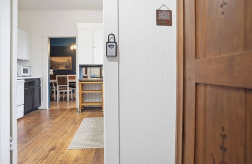 Kalama House | 1910 Vintage Ranch House with beautiful views