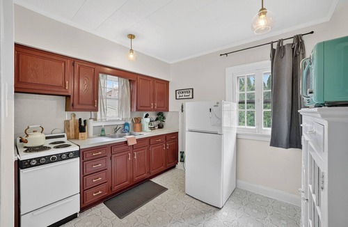 Maumee House | 1br apt- heart of Uptown Maumee w/fiber Wifi! #2