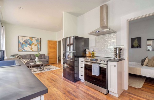 Uptown Apartment | 1BR - Boutique Flat - Prime NW Location