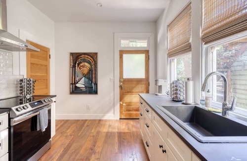 Uptown Apartment | 1BR - Boutique Flat - Prime NW Location