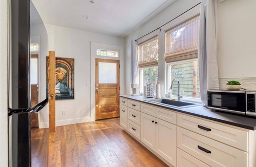 Uptown Apartment | 1BR - Boutique Flat - Prime NW Location