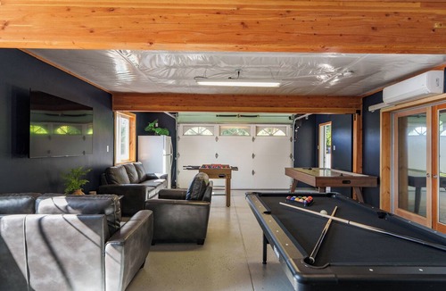Dunes City House | $1M Lakefront View, Private Dock, Kayaks, Hot Tub