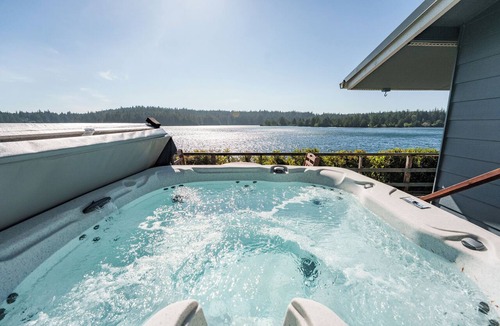 Dunes City House | $1M Lakefront View, Private Dock, Kayaks, Hot Tub