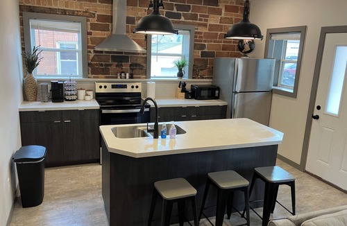 Marshall Apartment | 2 Bedroom - Convenient & Comfy Downtown Apartment