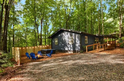 Cashes Valley Cabin | 2 Bedroom Cozy Cabin w/ HOT TUB