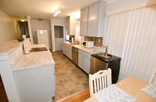 Wooded Estates House | 2 blocks to ND! 4 bedroom 2 bath home(1217)