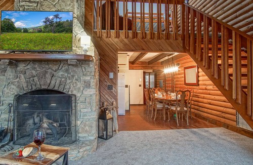South Mountain House | 2 Br Plus Loft: Hawthorne Valley 4