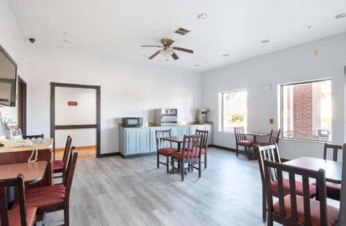 Clute Hotel | 2 Convenient Rooms | Stay Near Local Dining – Affordable & Clean Space