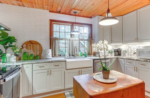 Big Canoe Cabin | 2 Decks + Fire Pit: Mountain Cabin in Big Canoe!