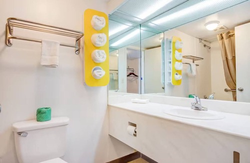 Muskegon Heights Hotel | 2 Great-Value Rooms Close to Kruse Park Dog Beach – Ideal for Rest & Relaxation
