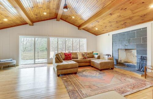Town of White Creek House | 2 Mi to Hoosic River: 'The Moss House' w/Deck!
