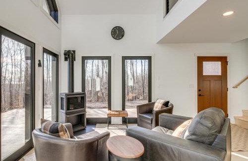 Lutsen House | 2 Mi to Lutsen Mtn: Modern Cabin w/Patio Fire Pit
