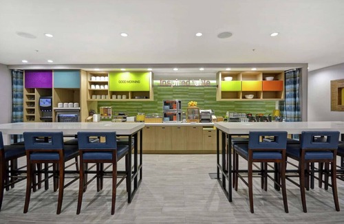 Alpine Center Hotel | 2 Pet-friendly Accommodations | FREE Breakfast! Minutes to John Ball Park Zoo