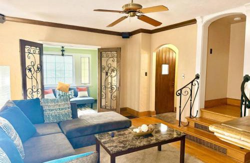 Downtown Syracuse House | 2 Queen Beds Futon Private Bath Shared Communal Space SU Carrier Dome Hospitals
